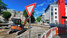 Läuft es runder mit dem Mini-Kreisel? Der Umbau der Kreuzung Adolf-Müller-Straße/Hauptstraße soll jedenfalls in rund vier Wochen beendet ...