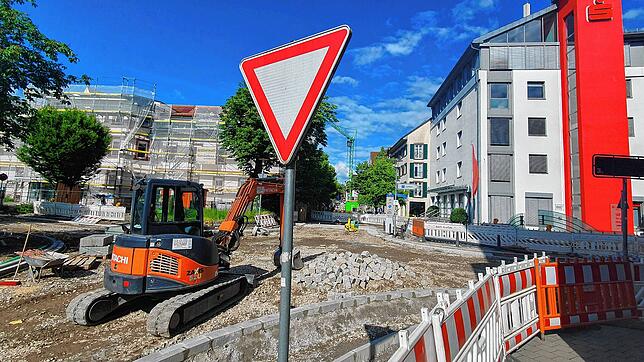 Läuft es runder mit dem Mini-Kreisel? Der Umbau der Kreuzung Adolf-Müller-Straße/Hauptstraße soll jedenfalls in rund vier Wochen beendet ...