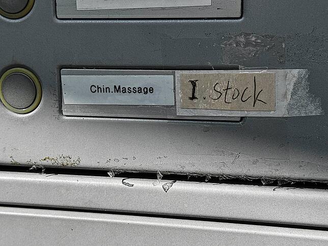 Nur ein Klingelschild deutet in der Schillerstraße auf einen Massagesalon hin. Das Studio wurde ebenfalls wegen der Recherchen des ...