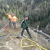 Thomasz Smagiel, Rafal Plichta und Manuel Weber (von links) bohren auf der Felsnase der Ruine Berneck Löcher für Stahlanker in den Fels. ...
