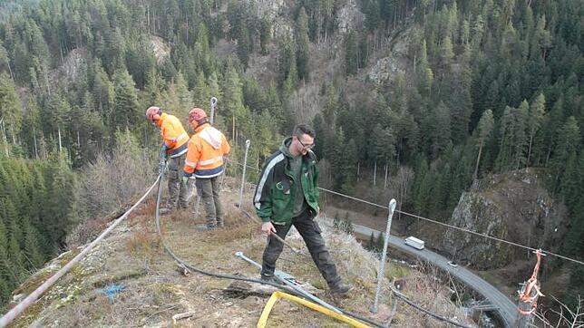 Thomasz Smagiel, Rafal Plichta und Manuel Weber (von links) bohren auf der Felsnase der Ruine Berneck Löcher für Stahlanker in den Fels. ...