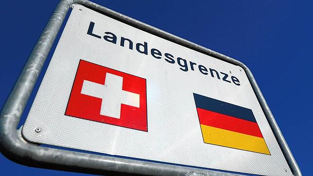 Bild : Ungeimpfte und nicht-genesene Personen dürfen nur noch mit negativem Corona-Testergebnis in die Schweiz reisen &ndash; aber es gibt Ausnahmen