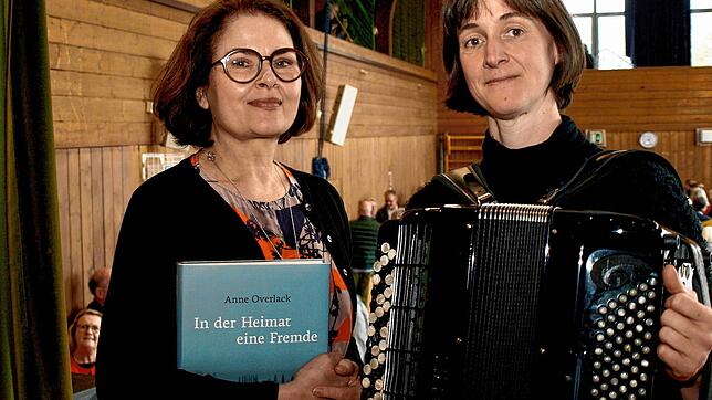 Schauspielerin Barbara Auer und Akkordeonistin Eva Zöllner in Öhningen.