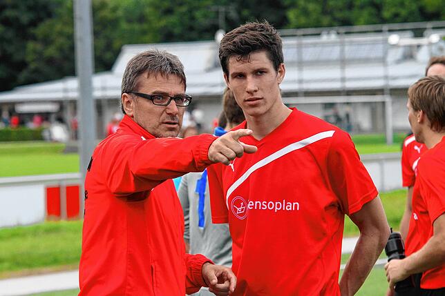 Zehn Jahre her: Im August 2013 war Michael Ebner Trainer beim FC Hochrhein und gibt hier Thomas Wehrle eine Anweisung.