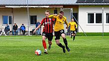 Der Königsfelder Sven Schwarzwälder (links) und der Gutmadinger Claudius Hirt im Zweikampf. Beide Vereine spielten die beste Saison der ...
