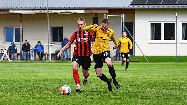 Der Königsfelder Sven Schwarzwälder (links) und der Gutmadinger Claudius Hirt im Zweikampf. Beide Vereine spielten die beste Saison der ...