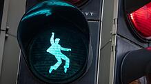 Ein Ampel-Männchen in Form eines tanzenden Elvis Presely leuchtet an einer Fußgänger-Ampel am Elvis-Presley-Platz in Friedberg.