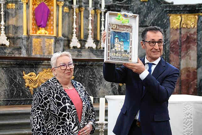 Gisela Rösch übergibt zur Feier des Tages ein eigens kreiertes Geschenk aus Schokolade.