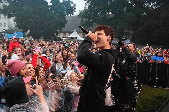 Bild 32: Regenfeste Wincent-Weiss-Fans in Salem