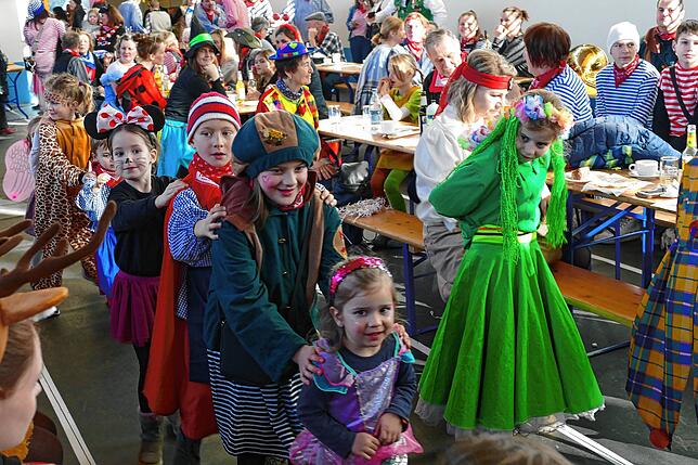 In Pfohren begeistern die Kinder mit einem selbst einstudierten Tanz, freuen sich über eine Polonaise oder stürzen sich auf die ...
