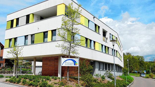 Das Ärztehaus in Jestetten. Es soll Teil eines Medizinischen Versorgungszentrums werden. Das, so ist geplant, geht dieses Jahr noch an ...