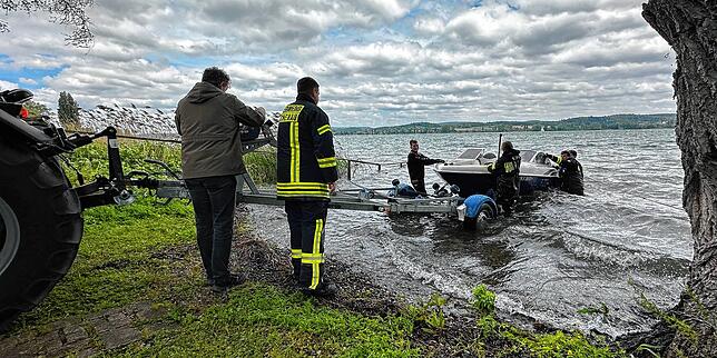 Die Feuerwehren Reichenau und Radolfzell sowie die Wasserschutzpolizei sind wegen eines havarierten Motorboots im Einsatz.