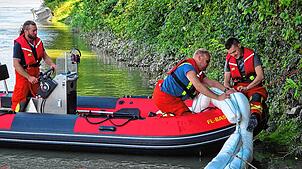 Die Feuerwehr Bad Säckingen bringt eine Ölsperre aus.