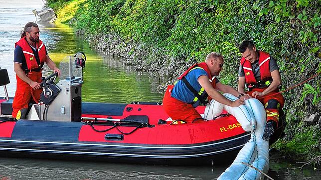 Die Feuerwehr Bad Säckingen bringt eine Ölsperre aus.