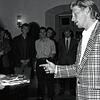 Markdorfs Bürgermeister Eugen Baur überreicht am Abend des 23.&nbsp;November 1987 während eines offiziellen Empfangs im Rittersaal des ...