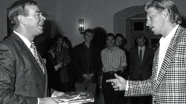 Markdorfs Bürgermeister Eugen Baur überreicht am Abend des 23.&nbsp;November 1987 während eines offiziellen Empfangs im Rittersaal des ...