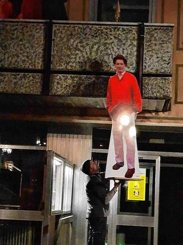 In Windeseile wurden die Vermesser-Attrappen auf den Rathausbalkon platziert, denn auch für die Vermesser galt, dass sie bis 20 Uhr ...