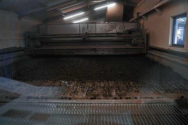 Um die Abfallmenge, die durch den Klärschlamm anfällt, zu minimieren, hat die Kläranlage Tiengen 2010 eine Trocknungsanlage bekommen. 24 ...