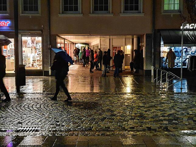 Gegen Corona-Maßnahmen in Villingen: Am Montag, 27 Dezember, drängen sich 300 Menschen durch diesen engen Durchgang vom Münsterplatz in ...