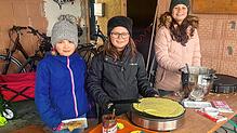 Noemi Schrempp (links) sowie Maya und Heidi Keller aus Walbertsweiler haben für die Ukraine gebacken.