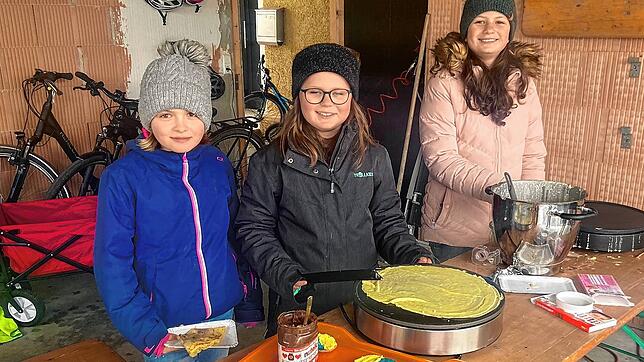 Noemi Schrempp (links) sowie Maya und Heidi Keller aus Walbertsweiler haben für die Ukraine gebacken.