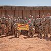 Die Donaueschinger Soldaten in Mali präsentieren das Ortsschild, das sie vor ihrer Abreise beim Abschiedsappell im Schlosspark von ...