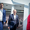 Bundeskanzler Olaf Scholz (M) kommt mit Lars Klingbeil (l), SPD-Bundesvorsitzender, und Saskia Esken, SPD-Bundesvorsitzende, zur Sitzung ...