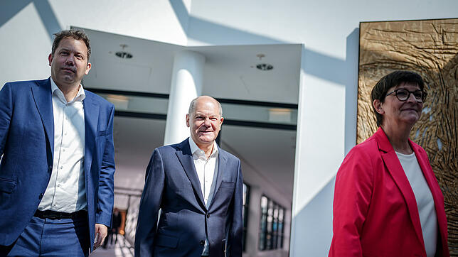 Bundeskanzler Olaf Scholz (M) kommt mit Lars Klingbeil (l), SPD-Bundesvorsitzender, und Saskia Esken, SPD-Bundesvorsitzende, zur Sitzung ...