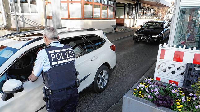 Die neuen Einreisebestimmungen an den Grenzen sind nicht jedem klar. Die Info-Telefone der Behörden sind oft überlastet. Diese Aufnahme ...