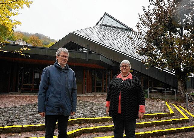 Sie haben Pläne für Weihnachtsfeiern in der evangelischen Kirchengemeinde Waldshut gemacht: vor der Versöhnungskirche in Waldshut stehen ...
