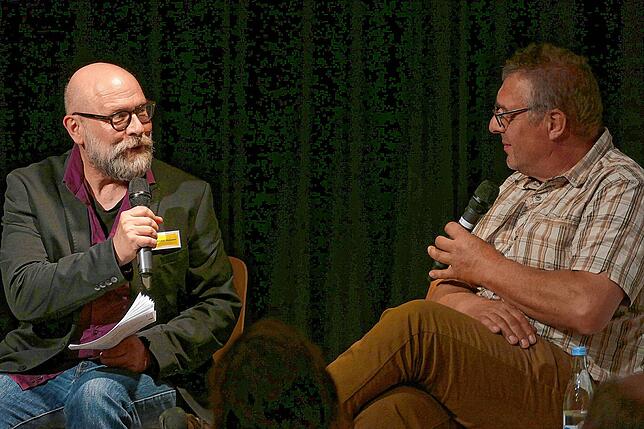 Auf dem Podium im Gespräch: der stellvertretende Museumsleiter Christof Heppeler und Zeitzeuge Hubert Steidle.