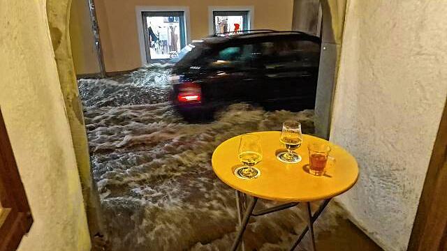 Obwohl die Christophstraße nur in eine Richtung befahren werden darf, wurde sie während der starken Regenfälle in der Nacht zum 6. ...