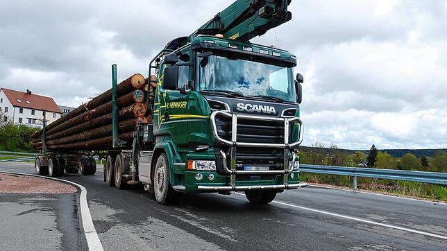 Reiner Neininger steuert seinen Langholztransporter über die neue Zufahrt ins Wolterdinger Gewerbegebiet Längefeld. Ziel der Fahrt ist ...