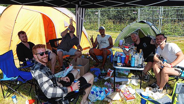 Bild 3: So sieht Vorfreude auf das Seenachtfest aus! Auf dem Konstanzer Flugplatz wird wieder gecampt