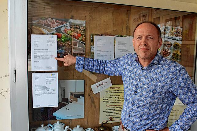 Dietmar Will, Inhaber des Hotel Kammerer in St. Georgen, macht seinem Ärger Luft. Den Brief zur Höhe seiner Gas-Abschlagszahlung hat er ...