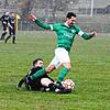 Jannik Bausch (SG Riedböhringen/Fützen, unten) versucht Raphael Emminger (FC Bräunlingen) den Ball abzunehmen. Am Ende trennten sich die ...