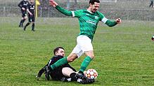 Jannik Bausch (SG Riedböhringen/Fützen, unten) versucht Raphael Emminger (FC Bräunlingen) den Ball abzunehmen. Am Ende trennten sich die ...