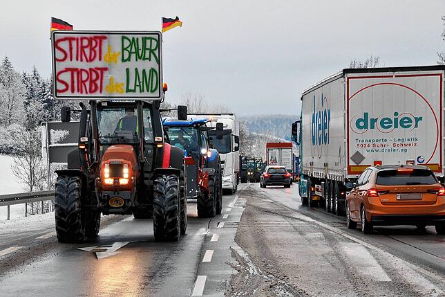 Landwirte fahren am Montagmorgen im Schritttempo die B27 zwischen Blumberg und Hüfingen in einer Art Pendelverkehr ab. Hier sind ...