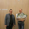 Bürgermeister Fabian Prause ergänzte den Dank an Wolfgang Walz (rechts) mit einem Präsent. Bild: Doris Dehmel