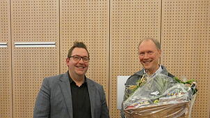 Bürgermeister Fabian Prause ergänzte den Dank an Wolfgang Walz (rechts) mit einem Präsent. Bild: Doris Dehmel