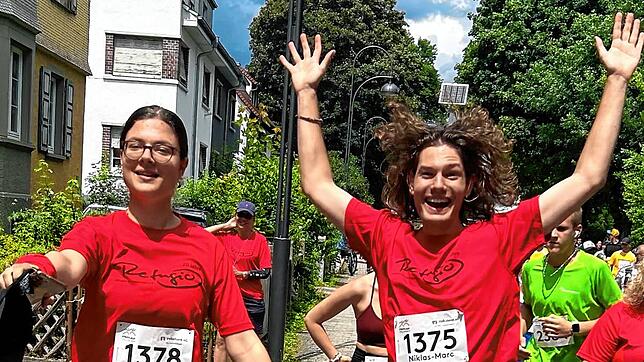 Der Reporter Niklas-Marco Dinauer (rechts) läuft mit Carolin Hess zusammen, für das Team Refugio beim Stadtlauf mit.