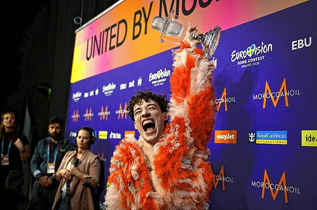 Nemo aus der Schweiz jubelt nach dem Gewinn im Finale des Eurovision Song Contest 2024.