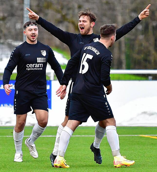 Ich kann es noch: Jonas Auer feiert sein erstes Saisontor für den SV Eschbach. Es war der Treffer zum 2:0 beim 4:1 gegen den SV ...