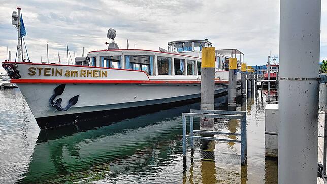 Die „Stein am Rhein“ war 2024 als Zeller Schiff im Betrieb der Schweizer URh unterwegs, hier bei der Erstfahrt im Radolfzeller Hafen.