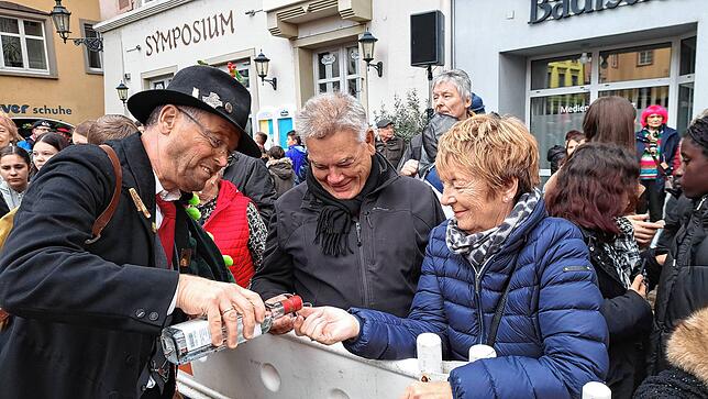 Auch das ist am Ersten Faißen guter Brauch in Bad Säckingen: Wälder teilen Speck und Schnaps mit Gästen.