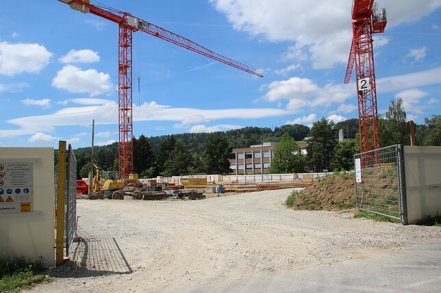 Nebenan entsteht ein Neubau für das Asylzentrum, es soll im Juli 2019 fertig sein. Bilder: Mirjam Moll