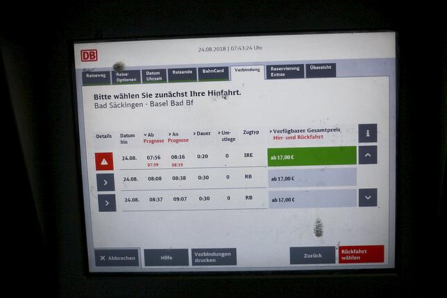 Beim Ticketkauf bereits der erste Dämpfer: Mit drei Minuten Verspätung rechnet die Deutsche Bahn schon vor Eintreffen des Zugs.