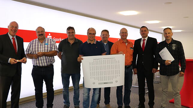 Dass die Sparkasse den Vorverkauf für das Bühnenspiel der Pflumeschlucker am „11.11.“ übernimmt, freut Narrenvater Clemens Podeswa ...