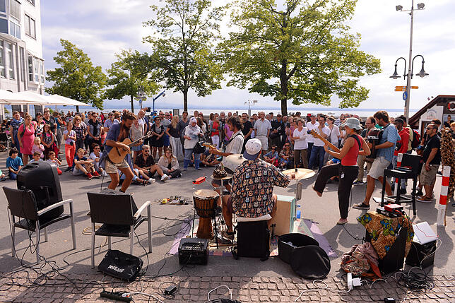 Bild 20: Akrobatik, Clownerie und Musik unter freiem Himmel: Farbenfrohe Momentaufnahmen vom Kulturufer