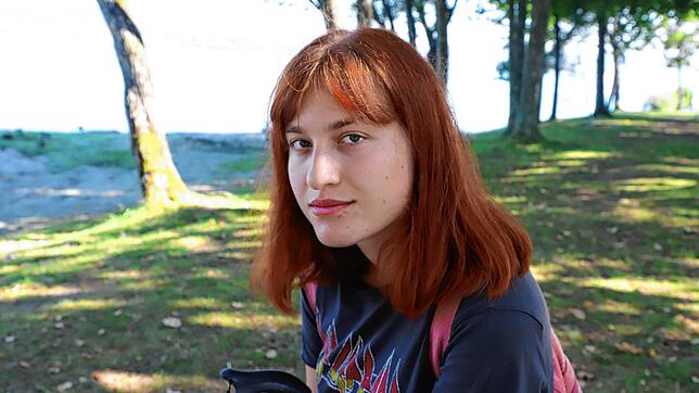 Jessi Weigelt am Ufer des Bodensees beim Campingplatz Klausenhorn, auf dem sie einen Großteil ihrer Kindheit verbracht hat und der für ...